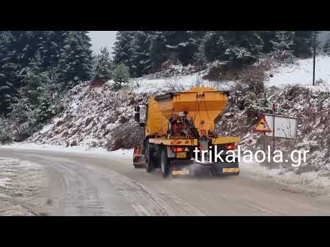 Εκχιονιστικό μηχάνημα καθαρίζει κεντρικό δρόμο Ελάτη Περτούλι χιονοδρομικό κέντρο Κυριακή 27-11-2022