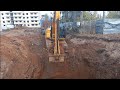 копать глубоко яму с экскаватором JCB