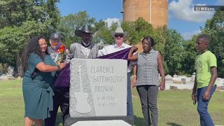 Music legend Clarence 'Gatemouth' Brown honored with grave marker