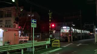 石上駅の踏み切りを江ノ電が通過する 江ノ島電鉄