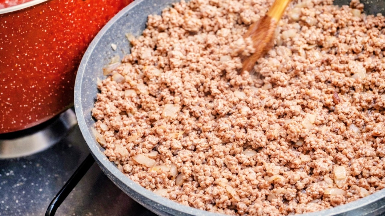 🔥 مش هتصدقي السر اللي بيخلي اللحمة المعصجة طرية ومليانة عصارة… التكة دي هتغير كل وصفاتك! 😱🥘