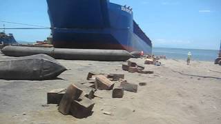 Undocking using airbags 08
