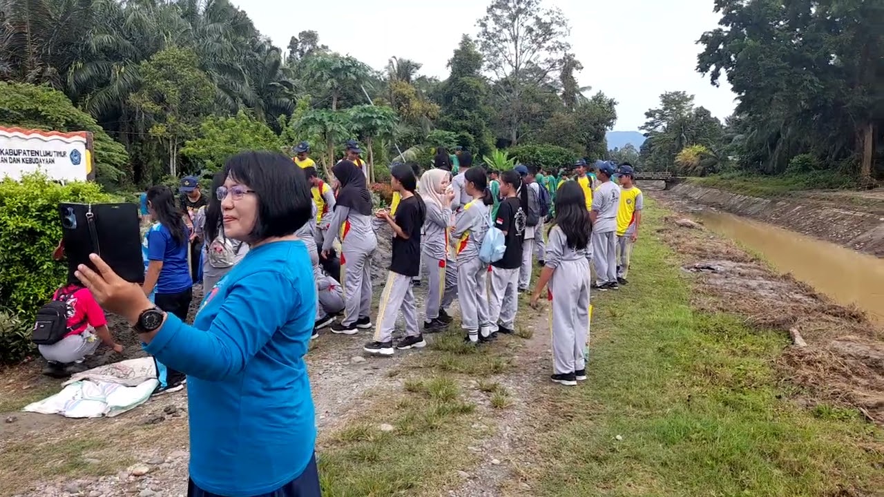 Kerja Bakti Siswa/i SMPN 2 Tomoni 