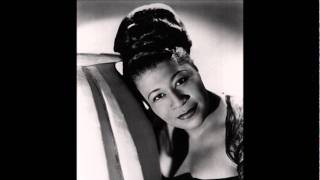 Vignette de la vidéo "Ella Fitzgerald & Louis Armstrong - Under A Blanket Of Blue"