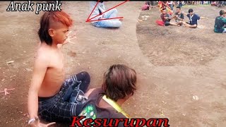 anak punk kesurupan!!!begini jadinya