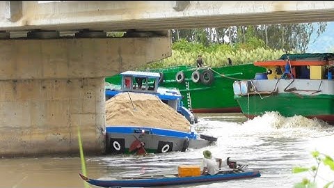 xà lan cát bị nước chải mạnh cuốn vào gầm cầu không chạy ra được # mientaytv 