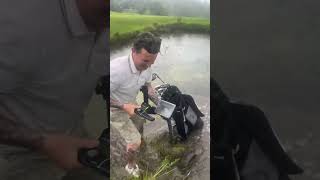 Lad drops his golf trolley in the pond 💀 (🎥: contentbible)