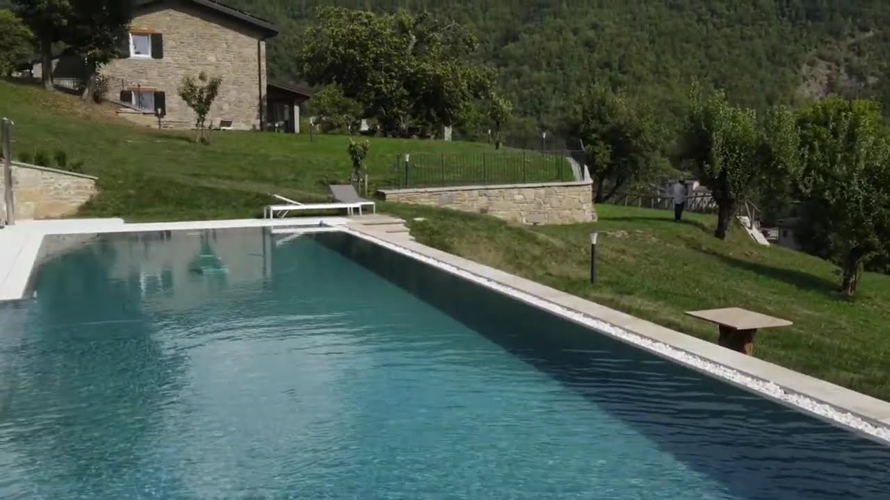 Piscina a sfioro by Zavatti Piscine immersa nel verde delle colline modenesi