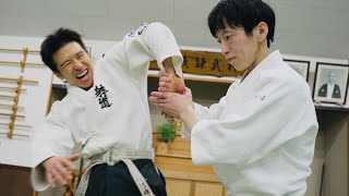 You can never escape from the Aikido master's joint-lock techniques!