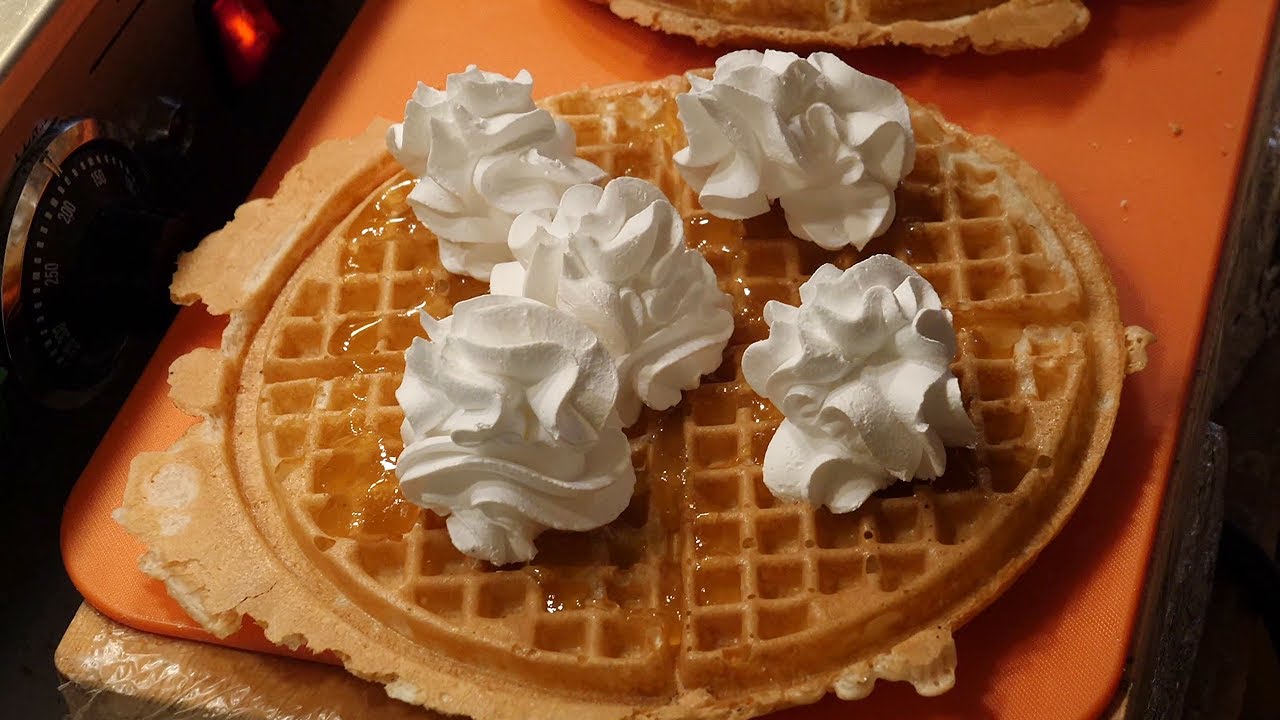 생크림 와플 / whipped cream waffle / korean street food