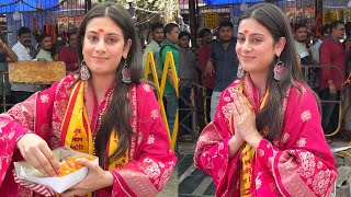 Isha Malviya Distribute Prasad To Paps At Siddhivinayak Temple