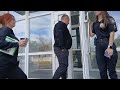 ПОЛІЦІЯНТ закрився в авто СТРАШНО дивитись в очі