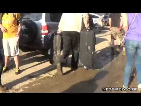 მოქალაქეები დაზარალებულებს ნივთების გამოტანაში ეხმარებიან