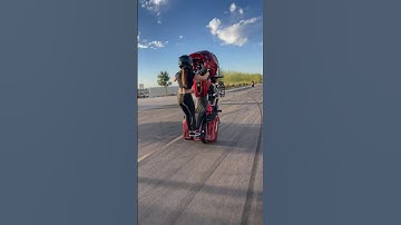 Chick wheelies a bagger #harleydavidson #roadglide #bagger #wheelie #harleywheelie #harleystunts