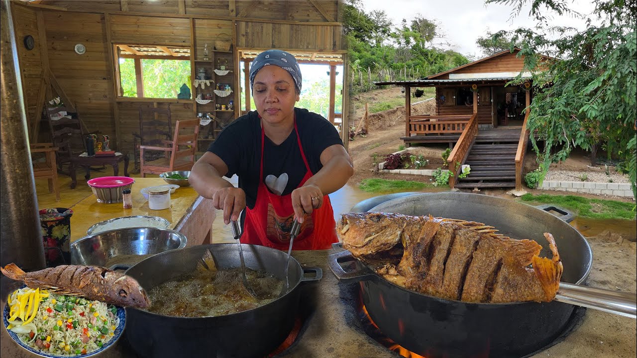 ASÍ QUEDA CRUJIENTE. Pescado Frito En El Fogón De Tierra