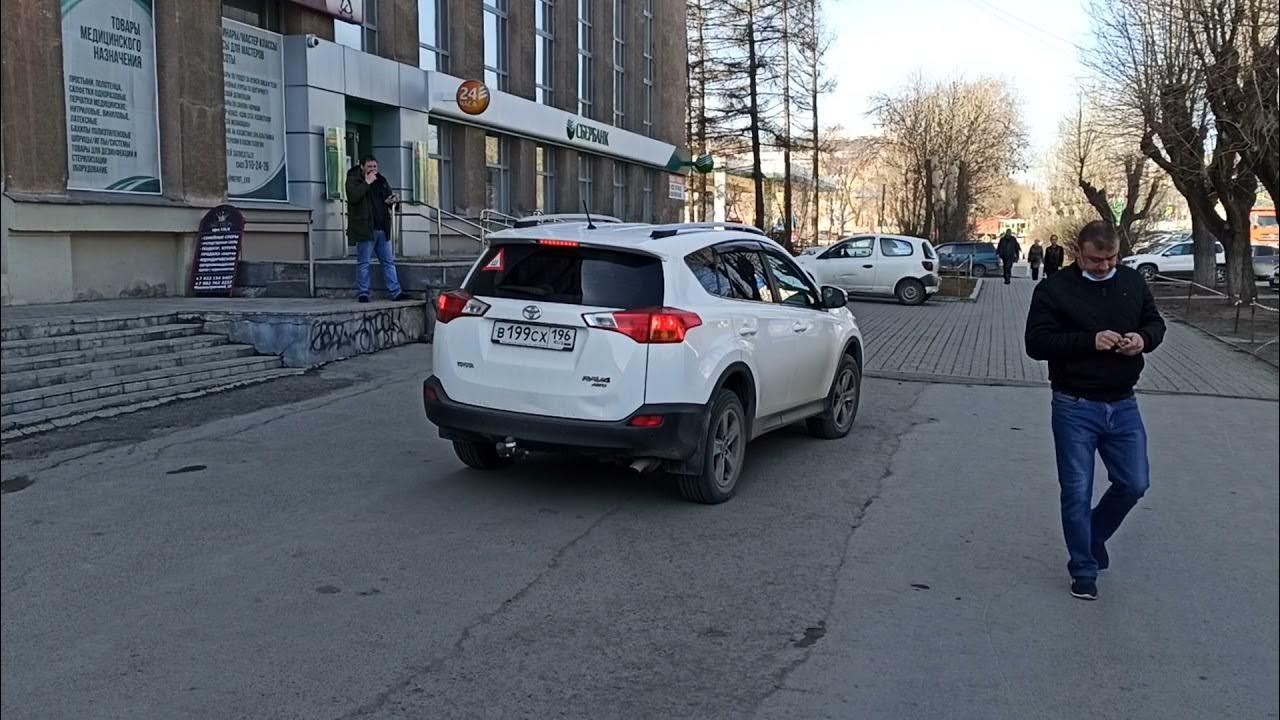 Езда по тротуару штраф. Ездить по тротуару на машине. Парковка на тротуаре штраф. Заезд на тротуар для разгрузки товара пдд. Езда по тротуару штраф.