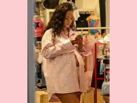 Rihanna was shopping yesterday at Couture kids for baby clothes 🛍🛍 in  West Hollywood. 🤰🏽