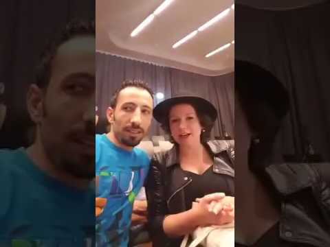 رجل يعلم بنت العربي