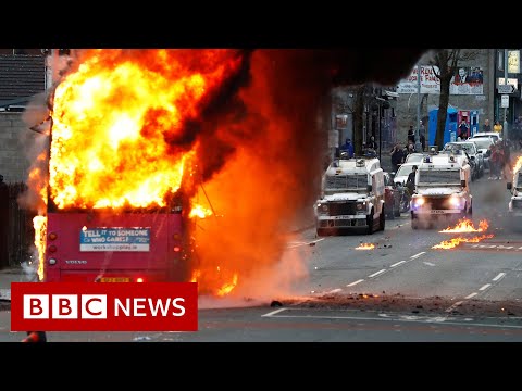 Petrol bombs thrown in Belfast as Northern Ireland violence continues - BBC News