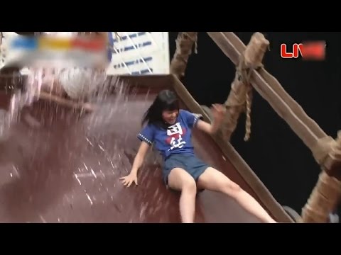 funny-japanese-prank-:-asian-slides!