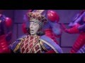 Roberto peloni lord farquaad  en la escena duloc de shrek el musical the stage company