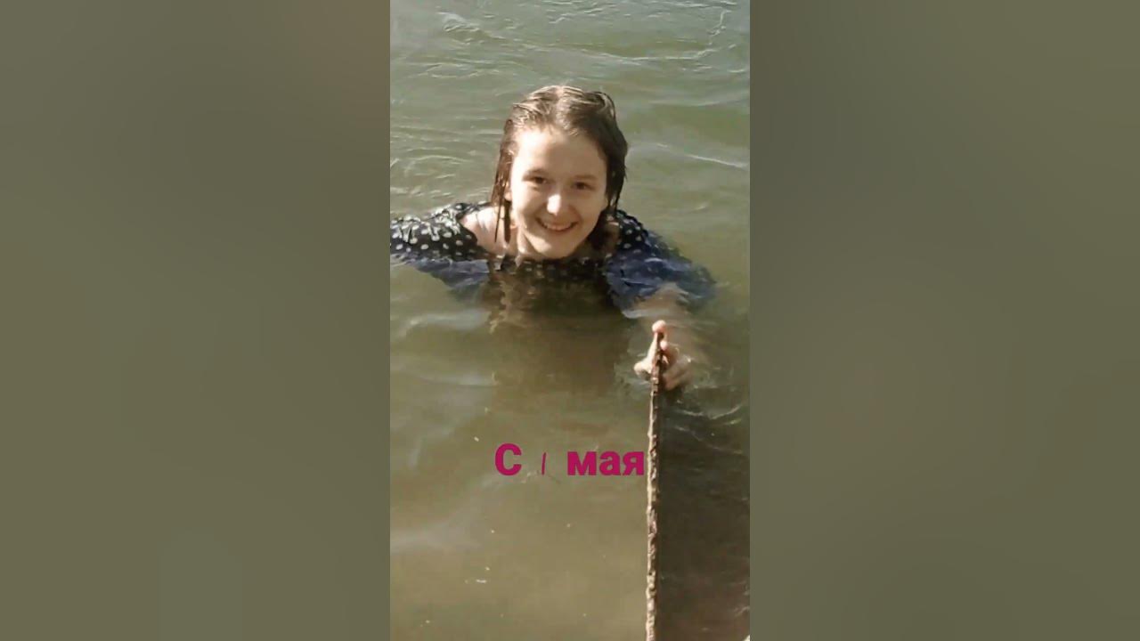 Деруга купается в озере