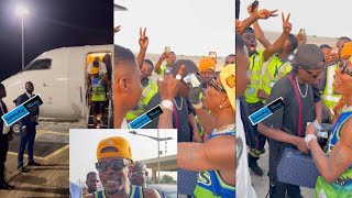 Shatta wale gift cash 💵to airport workers on his way to Bolgatanga for Jaga4bitters concert at the…