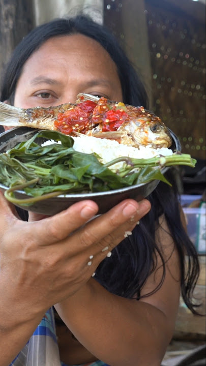 DEDE INOEN EATING LIWET NICE WITH FRIED TAWES FISH