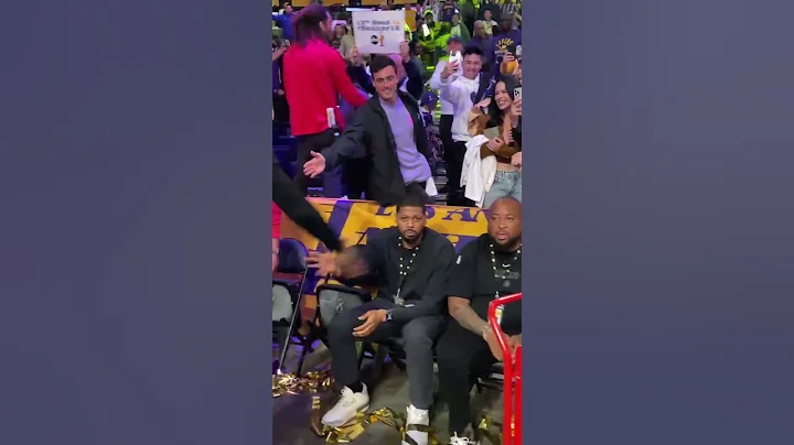 High fives all around from LeBron after the Lakers' win 👏 - DayDayNews