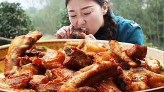 Xiaoyu made garlic spareribs  fried golden and delicious  and a bottle of beer with Mr. Jin. it was