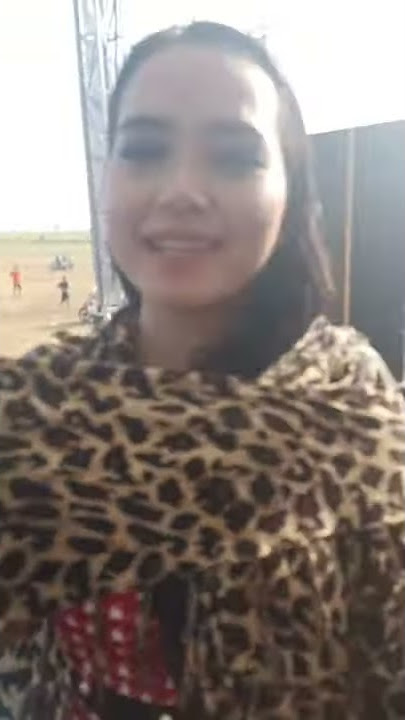 Sintya Rizke disiram dipanggung