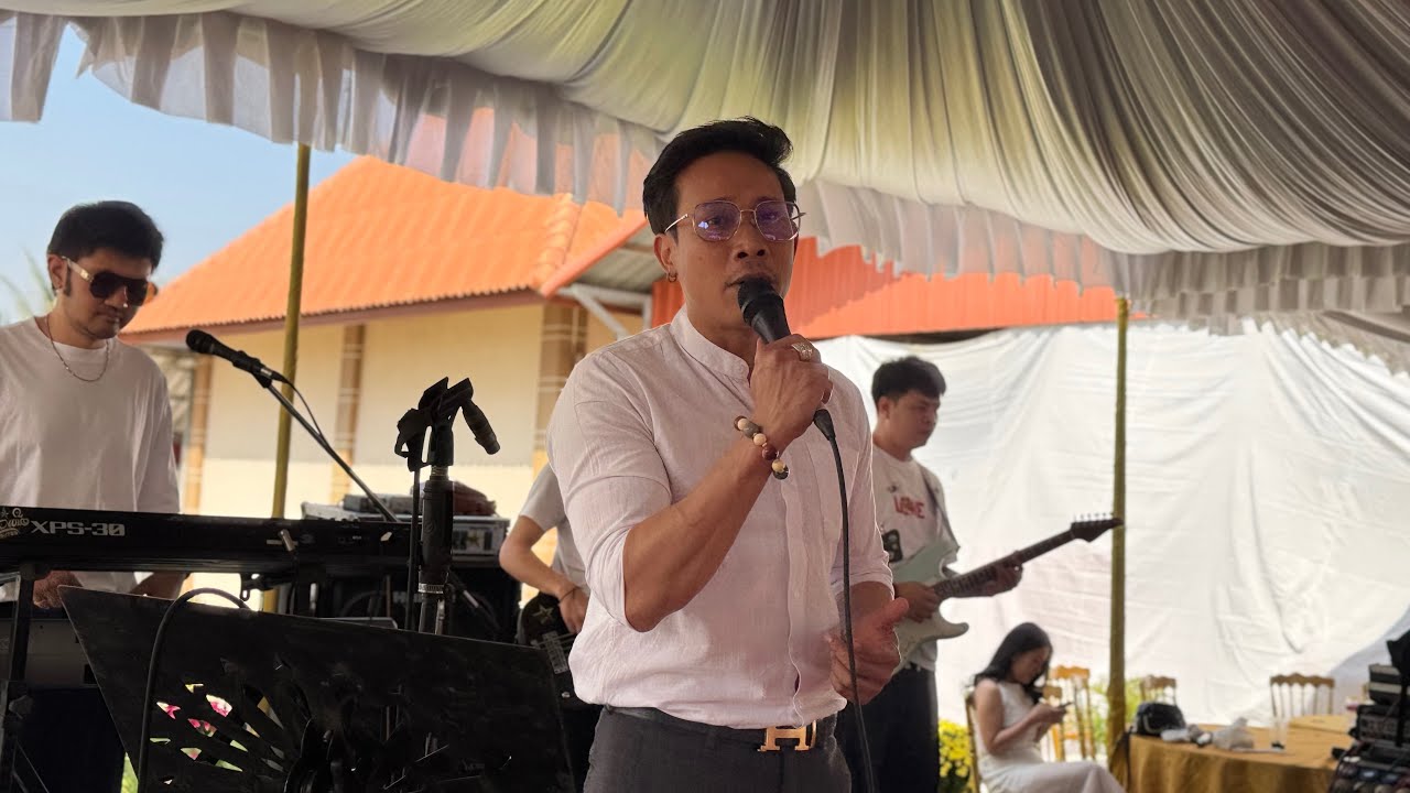 ຂັບທຸ້ມຫບວງພະບາງ ທີມງານດາວເຫນືອ