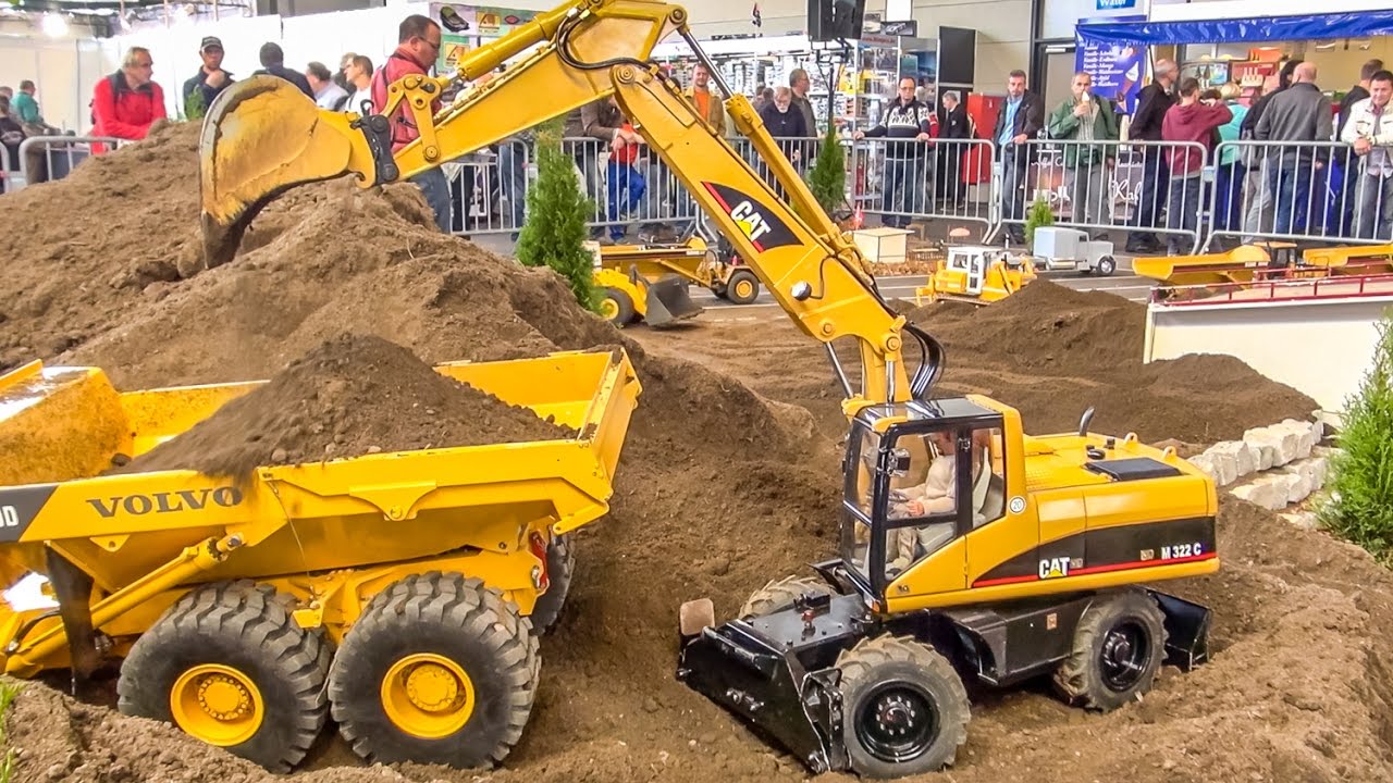 BIG RC excavator ACTION in 1/8 scale 