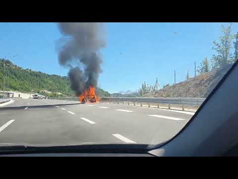 Gori vozilo na autoputu, CdM