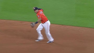 CIN@HOU: Gonzalez digs a low throw out of the dirt