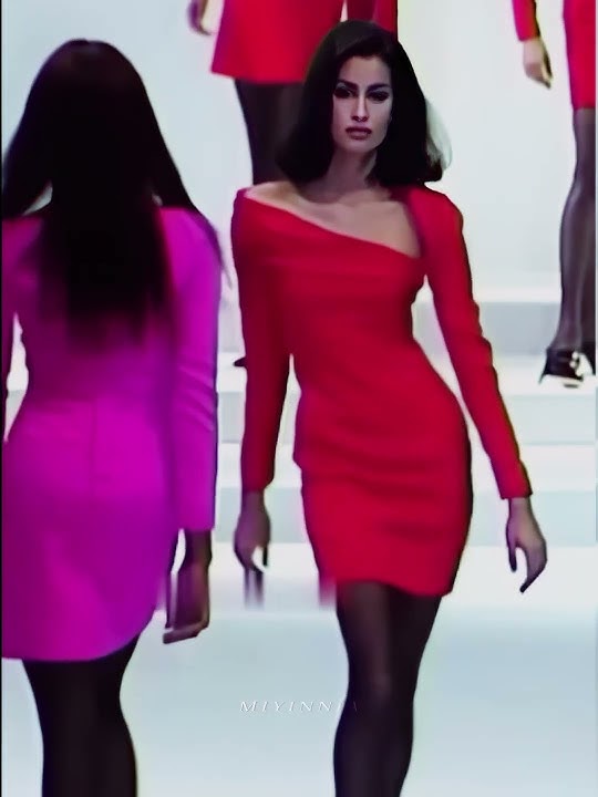 Yasmeen Ghauri is the most iconic 90’s model!#yasmeenghauri #runway