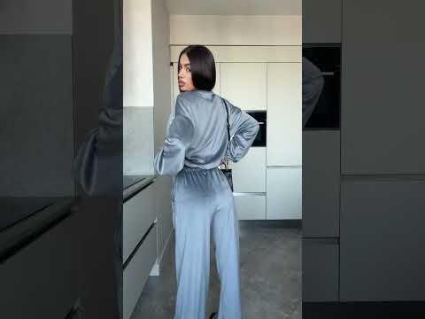 Женский стильный велюровый молодежный костюм: кроп-куртка с капюшоном и просторные брюки палаццо, видео 1