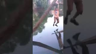 Чел висит на дереве, а потом падает в воду на протяжении 15 секунд под песню "Я когда нибудь уйду "