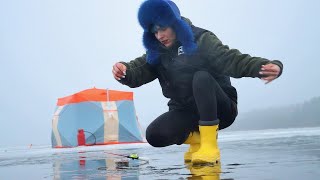 Первый лёд НА ВОДОХРАНИЛИЩЕ. Зимняя рыбалка 2022. Поплавок ПРЫГАЕТ В КАЖДОЙ ЛУНКЕ 296