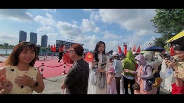 2 CHA CON DẠO VÒNG BẾN TÀU CAO TỐC GREENLINESDP, BẾN BẠCH ĐẰNG TRƯỚC NGÀY LỄ 50 NĂM THẬT NHỘN NHỊP.