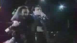 U2 -  Tryin&#39; To Throw Your Arms Around The World (live)