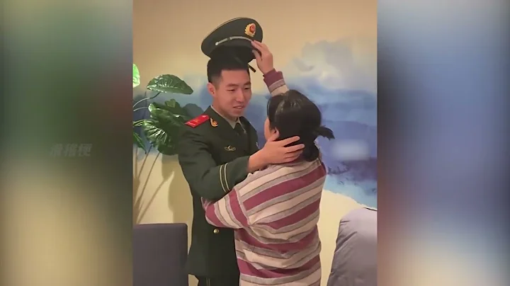 兵哥哥偷偷回家的感人瞬間，父母的反應讓人淚目，笑着笑着就哭了 - 天天要聞