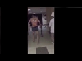 Pacijent s nožem u leđima krenuo da zapali cigaretu