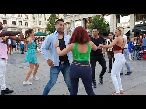 OFREZCO BAILAR SALSA CUBANA Y PASA ESTO l Madrid timbera animando las calles elton john