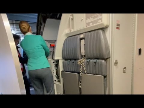 Закрываем дверь Airbus A319 Cyprus Airways и летим в Ларнаку (Кипр)