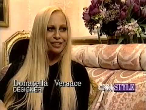 Video: Donatella Versace alikumbuka mfano wake wa zamani