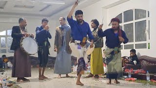 اثنين شباب يرقصو رقصة مزمار يمني على اصولة