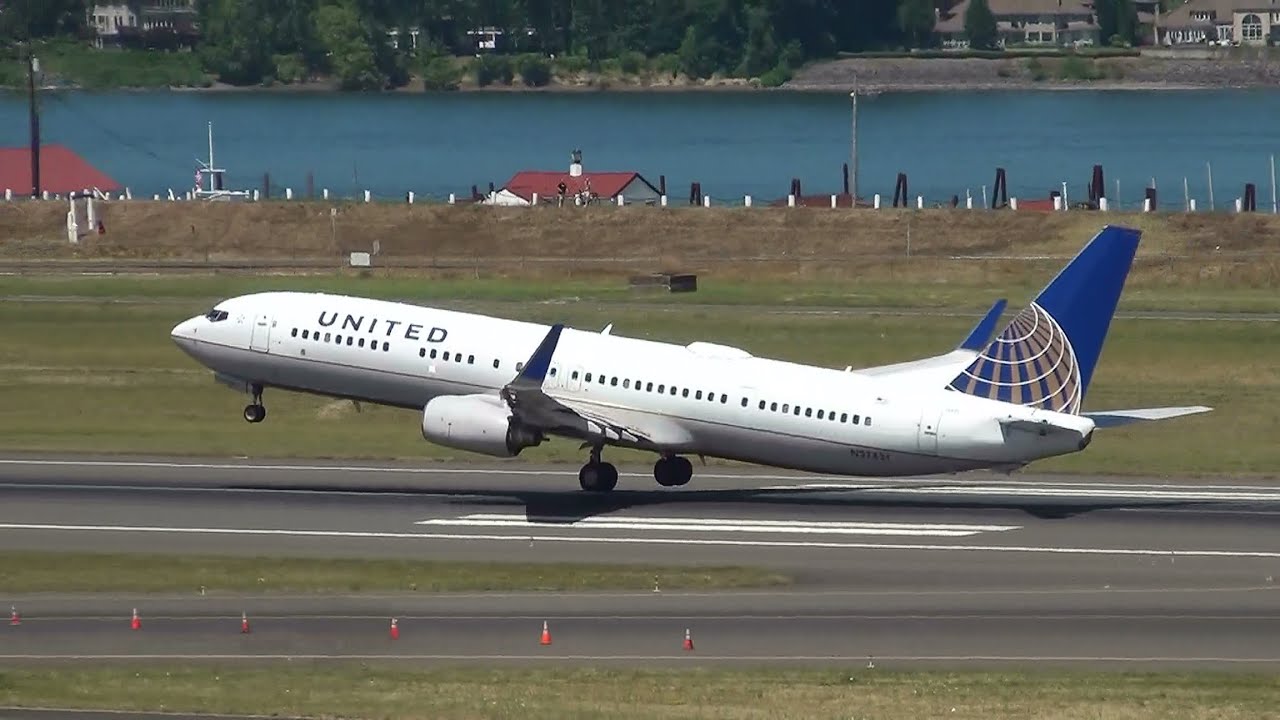 United Airlines N27421 737-900ER Takeoff Portland Airport (PDX) airbus a220