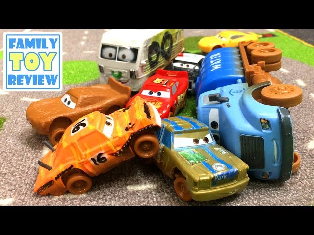 Disney CARS 3 Crazy 8 Crashers Smash & Crash Derby Playset