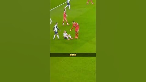#vandijk  Van Dijk offered to help Richarlison get back up but t😅#liverpool #tottenham #richarlison